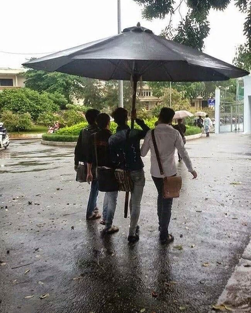 Gaya nyeleneh orang pakai payung ini bikin cengar-cengir